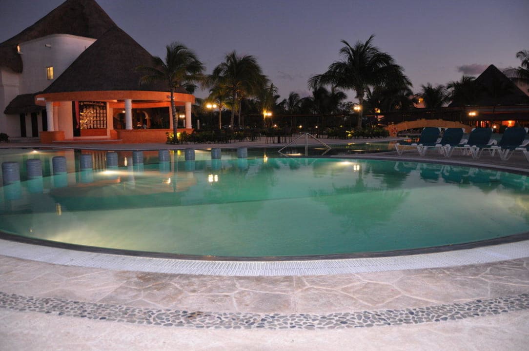 Basen hotelowy wieczorem Catalonia Playa Maroma