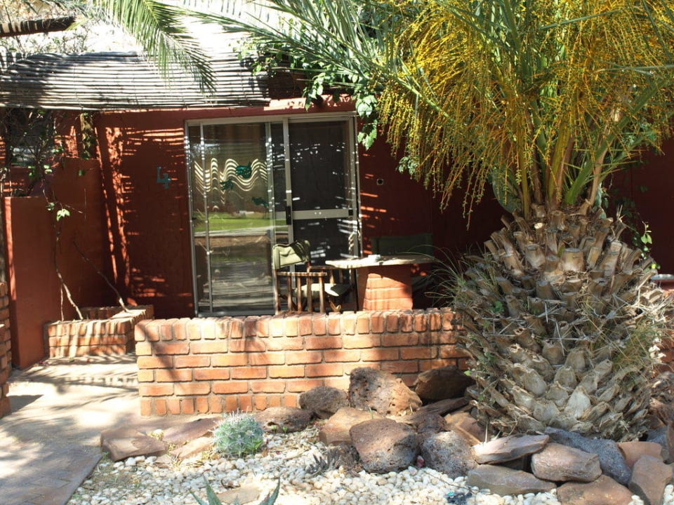 Zimmer von Außen Kalahari Anib Lodge