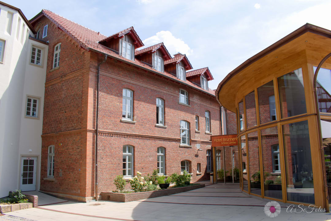 Außenansicht Hotel Brunnenhaus Schloss Landau