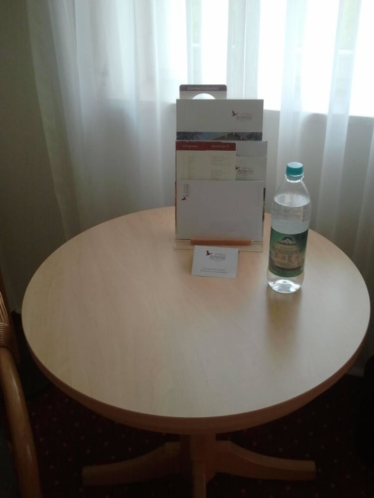 Sitz möglichkeit mit kleinem Tischchen Das Achental Resort