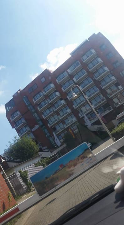 Blick vom Parkplatz Upstalsboom Hotel am Strand