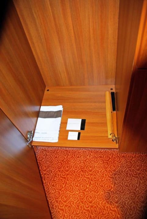 Kleiderschrank unten Dorint Hotel am Dom Erfurt