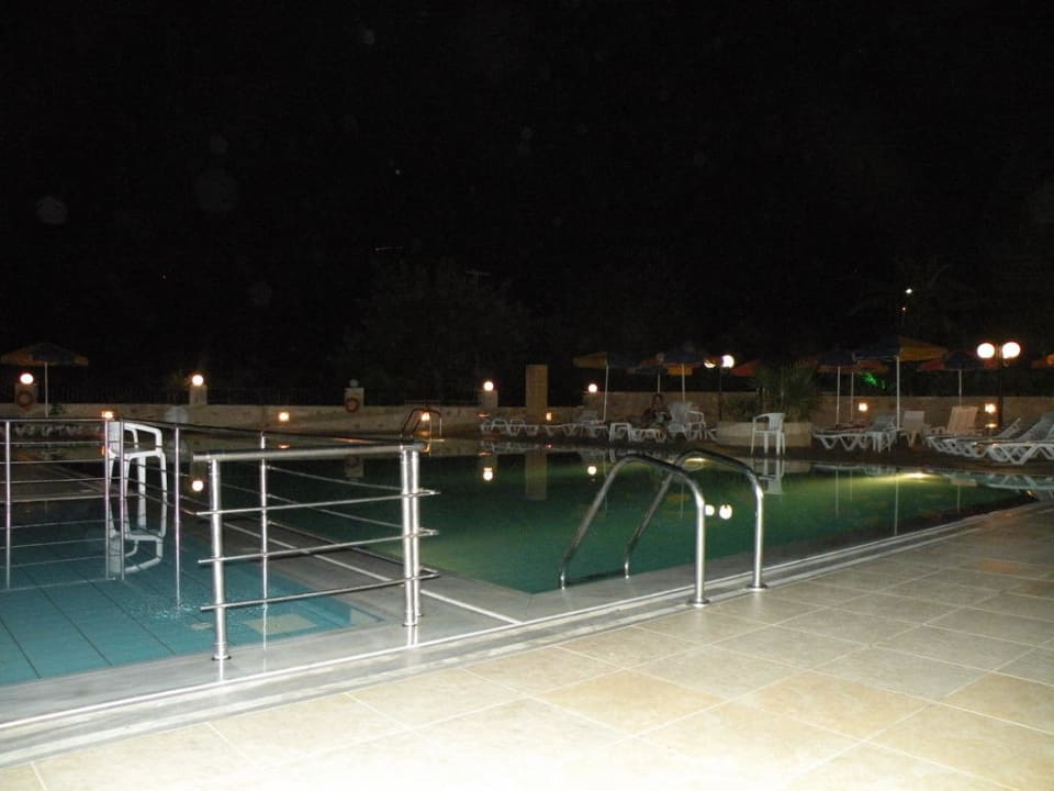 Basen nocą Hotel Heliotrope