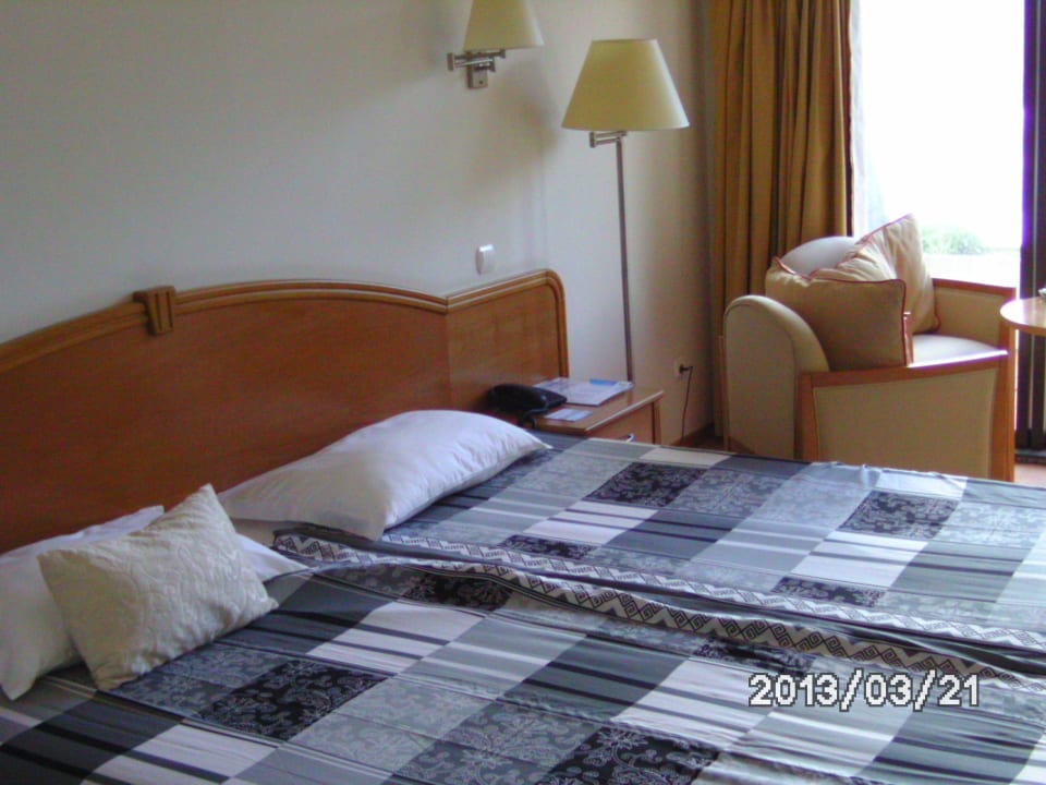 Tipp: eigene Bettbezüge mitnehmen Caloura Hotel Resort