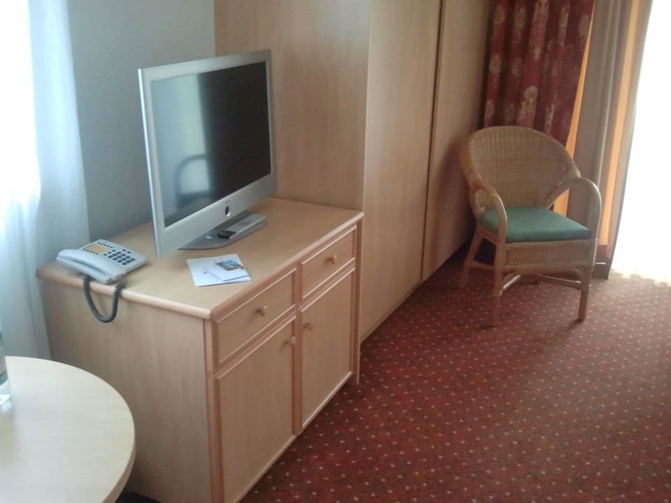Fernseher und kleine Kühlschrank in der Kommode Das Achental Resort