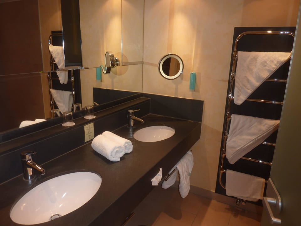 Bad mit beheizbarem Handtuchtrockner Strandhotel Georgshöhe