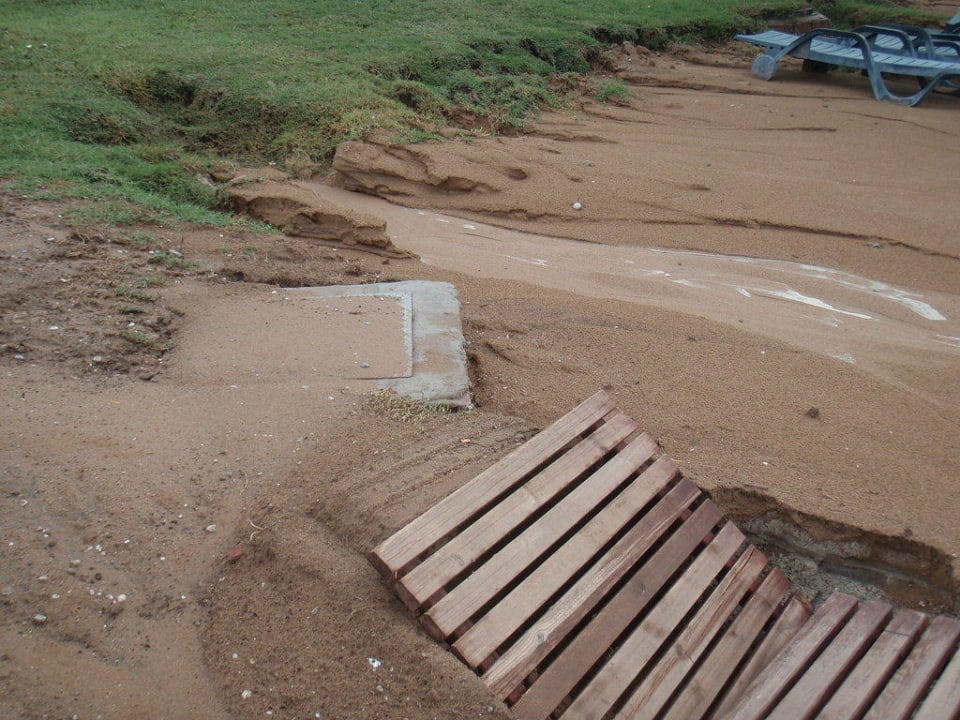 Unterspülung nach Unwetter Alba Queen Hotel