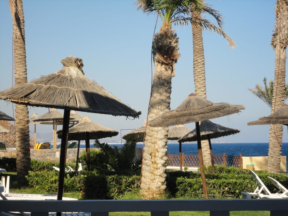 Ruhiger Bereich mit Liegen Minos Imperial Beach Resort Milatos Crete
