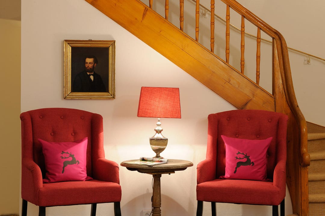 Sitzgelegenheiten im Eingangsbereich Relais Chalet Wilhelmy