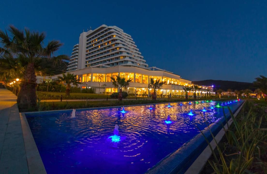 Hotelanlage abends Palm Wings Ephesus Beach Resort