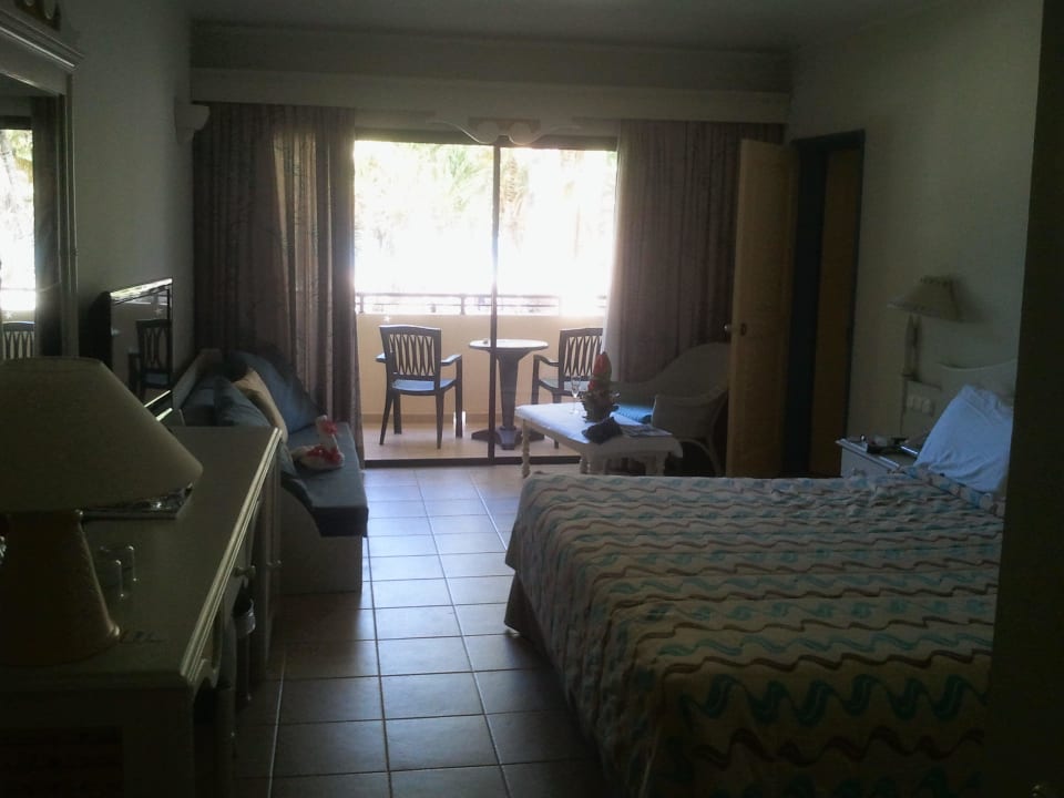 Blick durchs Zimmer auf den Strand Iberostar Waves Costa Dorada