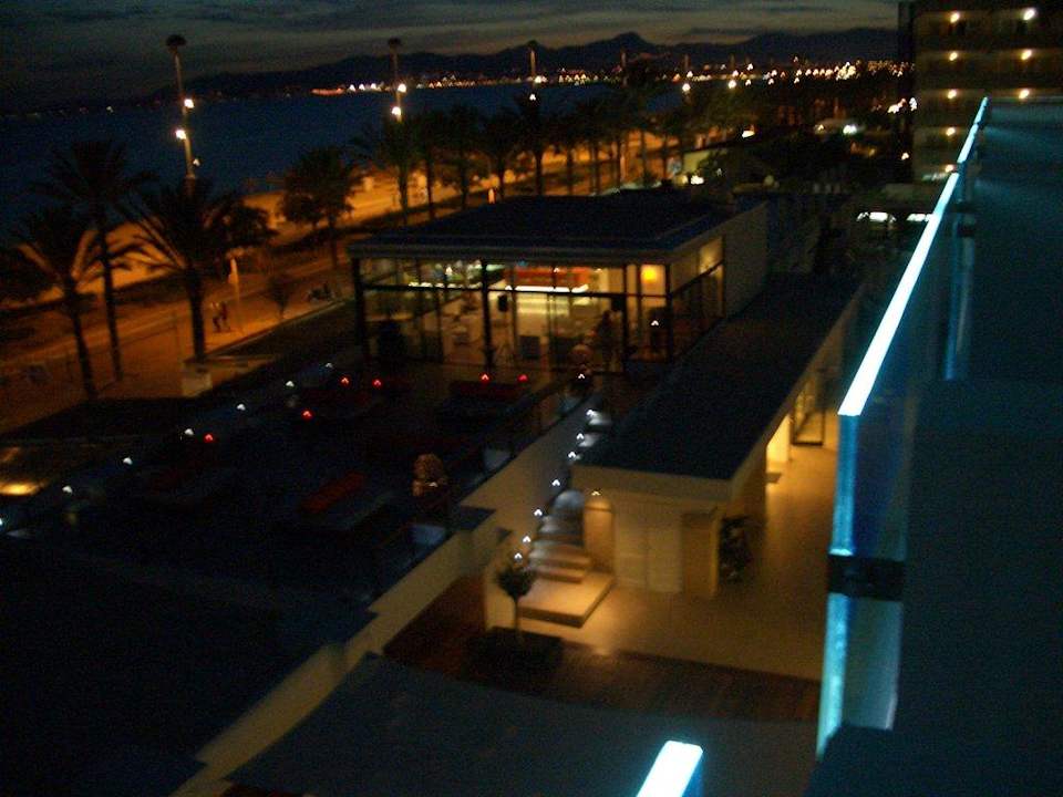 Strandansicht bei Nacht Iberostar Waves Bahia de Palma