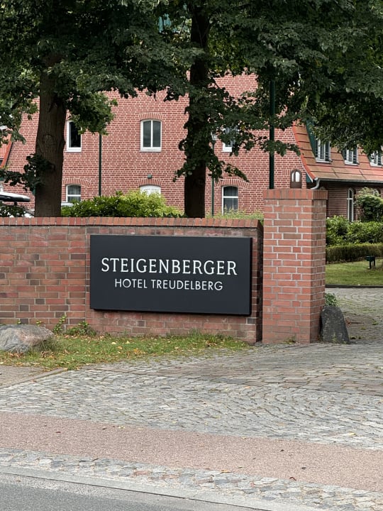 Außenansicht Steigenberger Hotel Treudelberg