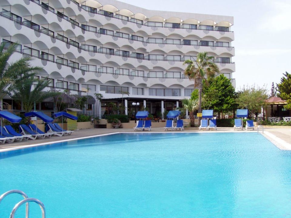 Hotel Crystal Springs - Rückseite mit Pool Crystal Springs Beach Hotel