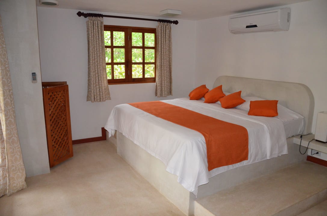 Klimaanlage (laut!) bläst leider direkt aufs Bett Hotel Tropico Latino