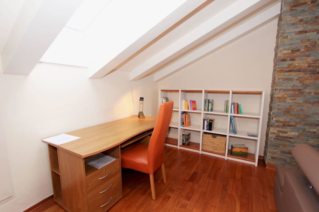 Schreibtisch im Wohnzimmer Ferienwohnung Platzhirsch