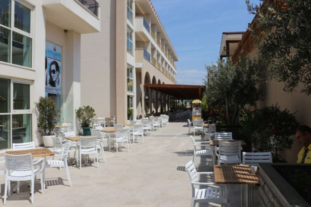 Außenbereich von Lobby und Lobbybar Well Palace Side