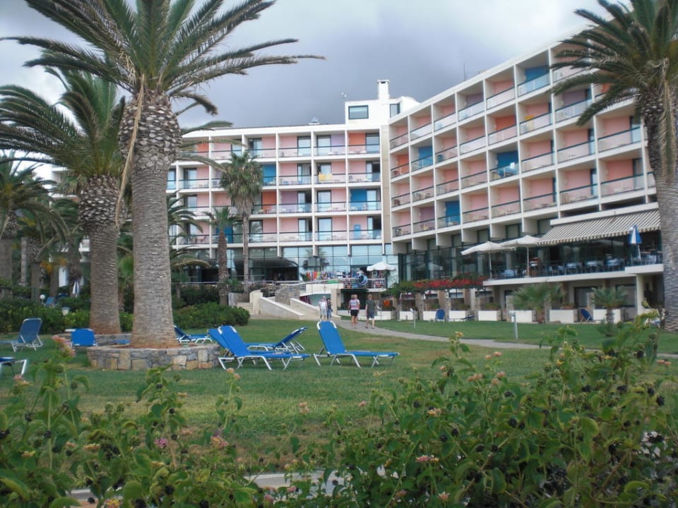 Blick vom Strand auf das Hotel Calimera Sirens Beach