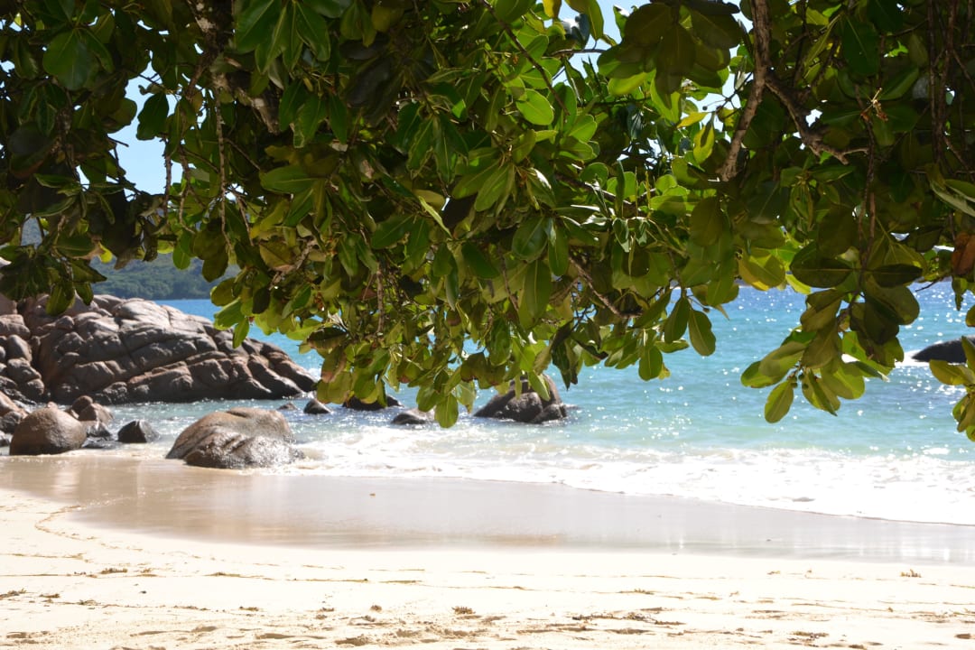 Strand vom Hotel Raffles Seychelles