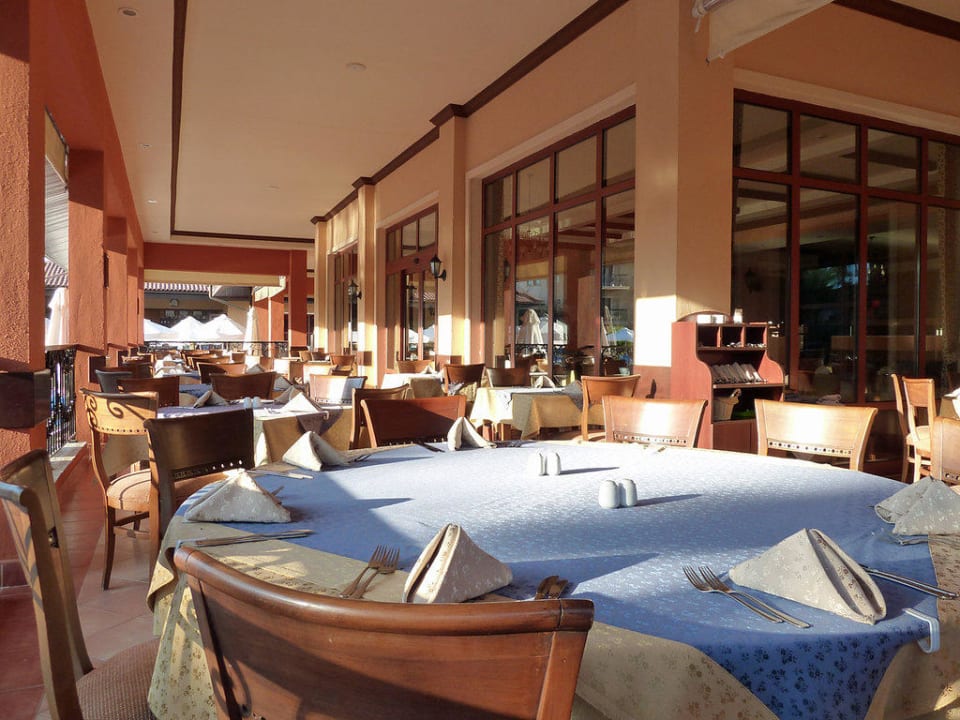 Sitzplätze im "Außenbereich" des Restaurants  Club Grand Aqua
