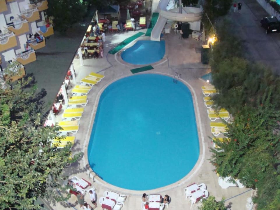 Widok na basen nocą Monte Carlo Hotel