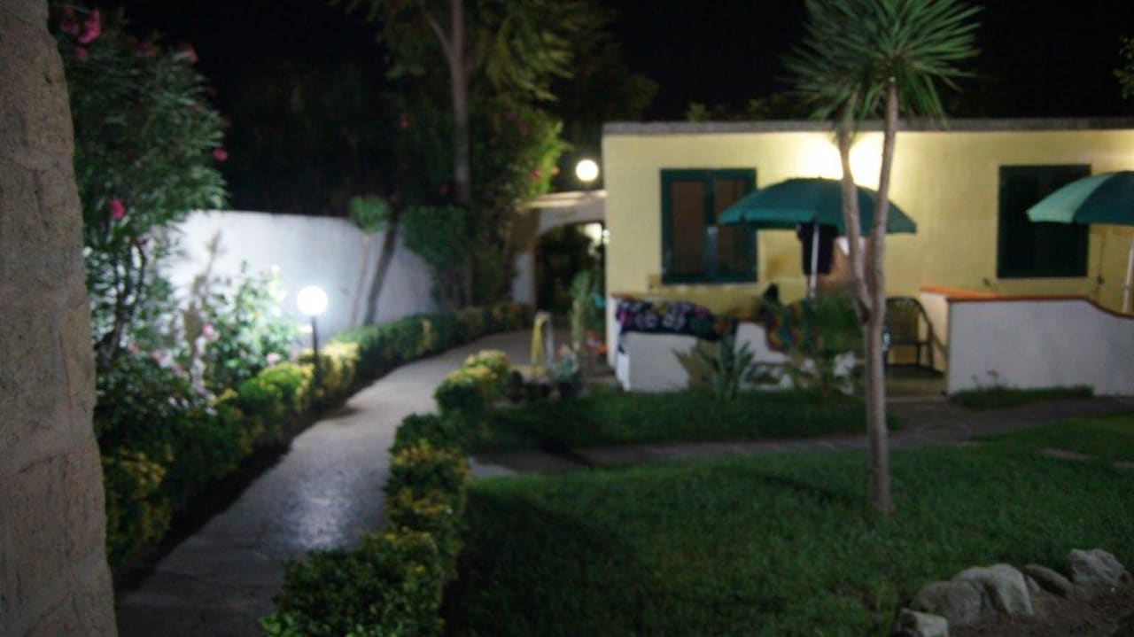 Der Weg zwischen den Zimmern im hinteren Bereich Hotel Villa Hibiscus