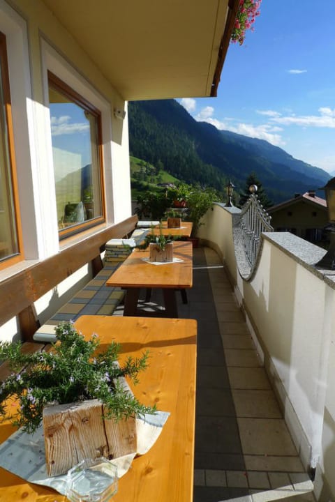 Teil der Terrasse Panoramahotel Wildschütz