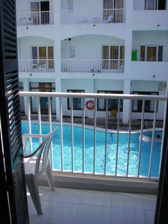 Blick aus dem Zimmer auf den Pool am Haupthaus Gavimar Ariel Chico Club & Resort