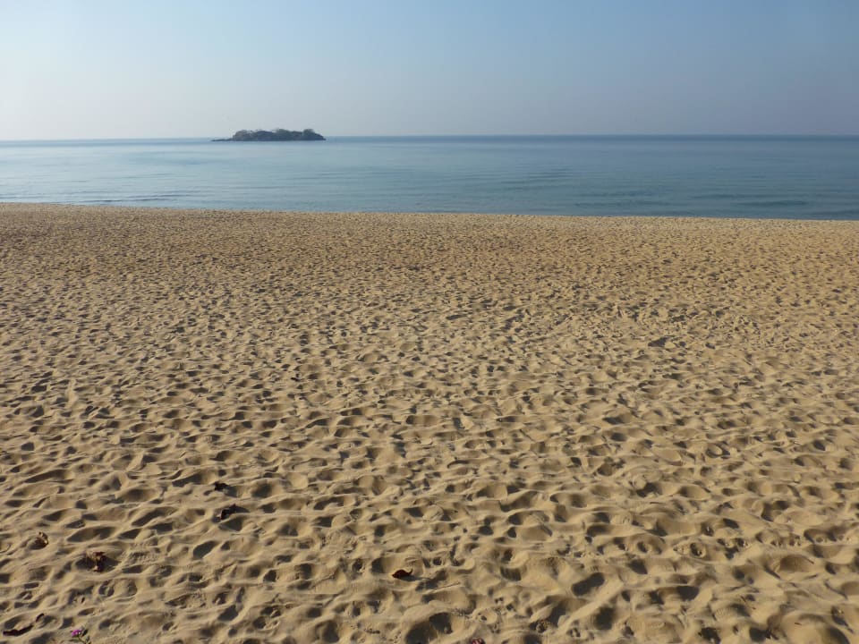 Feinsandig, sauber, flach abfallend Kande Beach Resort