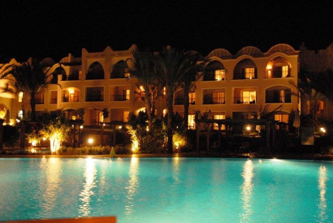 Pool und Hotelansicht am Abend Hotel JAZ Makadi Star & Spa