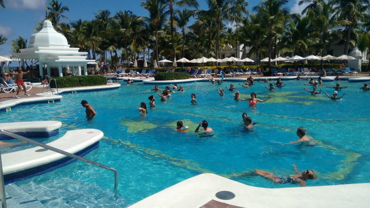 Animation im Pool Hotel Riu Palace Punta Cana