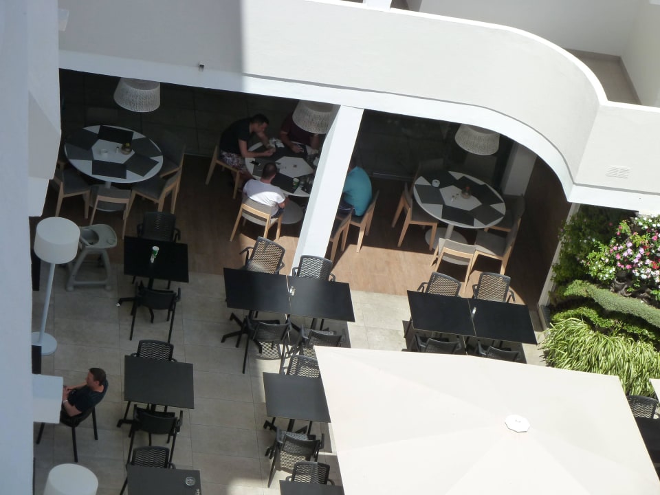 Sitzgelegenheiten für das Abendprogramm alltoura Club Hotel Akeah Broncemar