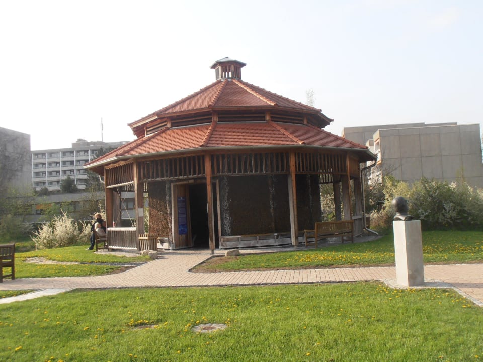 Gradierwerk direkt gegenüber Kurhotel Pyramide