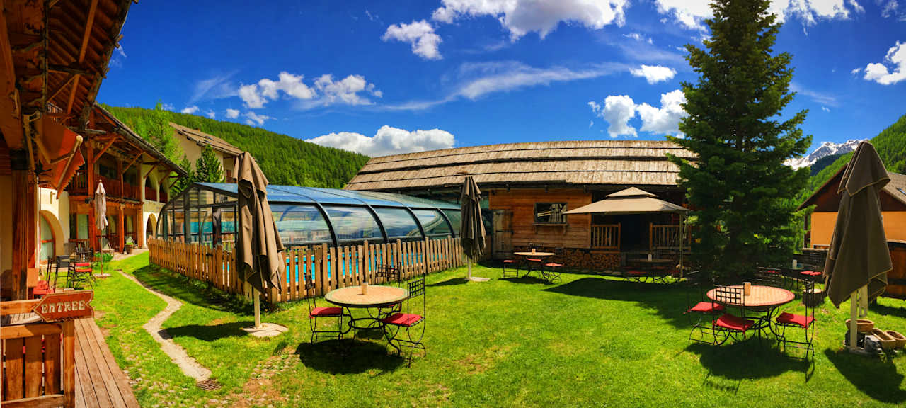 Gartenanlage Hotel La Ferme de l'Izoard