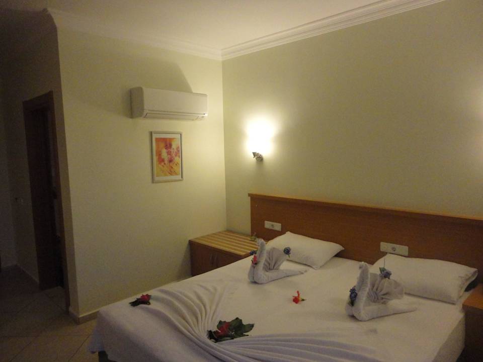 Zimmer mit Klimaanlage und Safe Hotel Celay