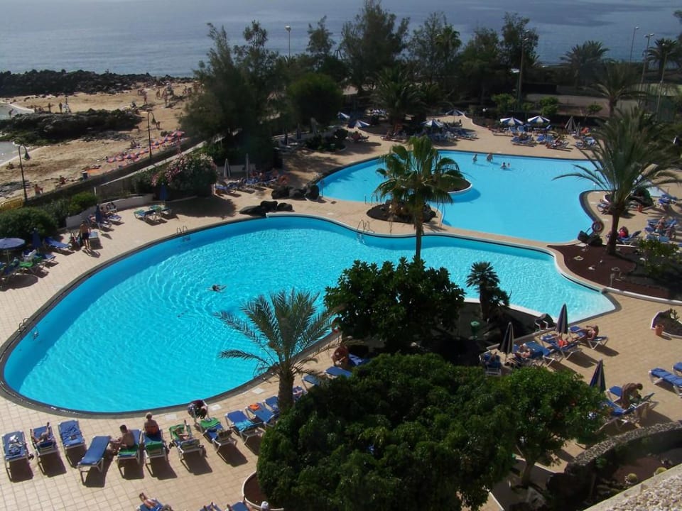 Poolanlage mit angrenzendem Strand Hotel Grand Teguise Playa