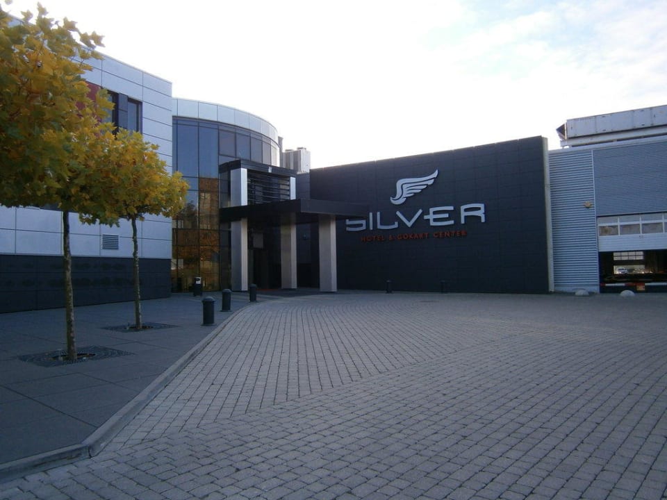 Eingang des Hotels Silver Hotel & Gokart Center