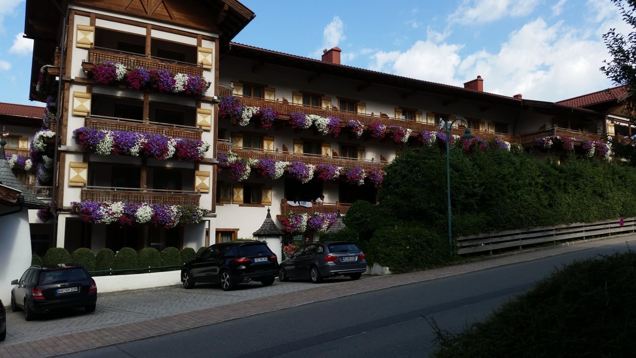 Hotel zur Straßenseite  Hotel Oberforsthof