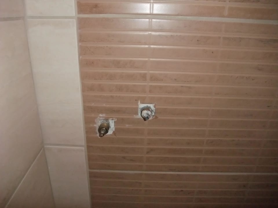 Rohre die aus der Wand schauen, Verletzungsgefahr Hotel Dimitra