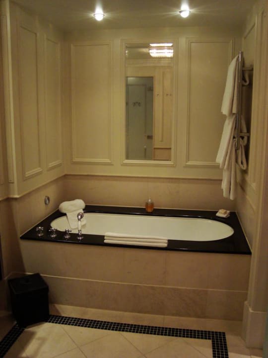 Badewanne im Deluxe-Zimmer Breidenbacher Hof