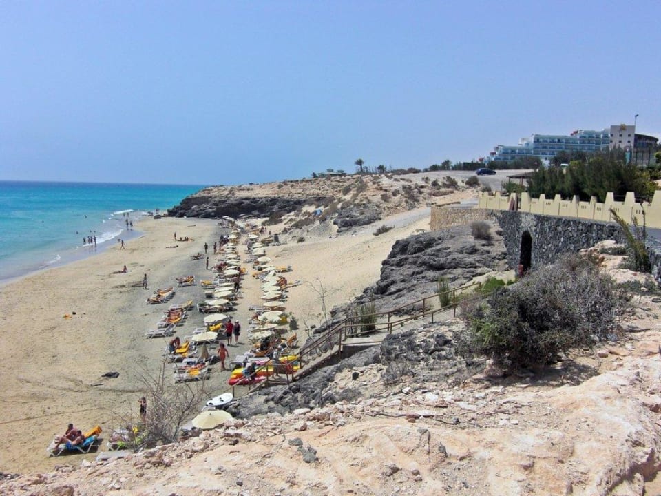 Strand mit Zugangstreppe vom Hotel H10 Tindaya