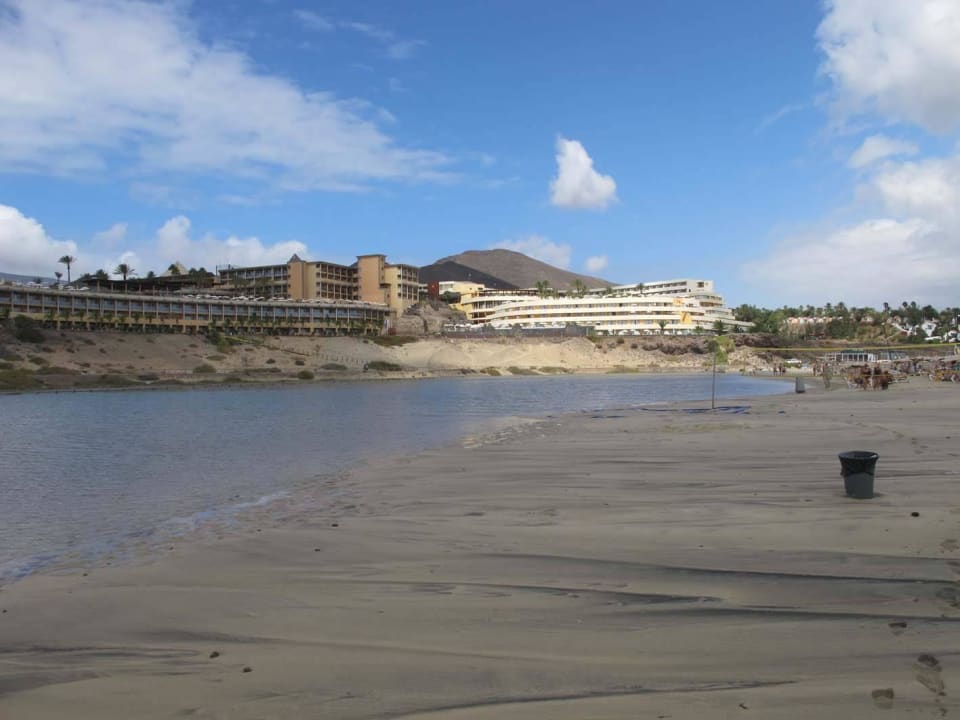 Blick vom Strand auf die Hotels Iberostar Selection Fuerteventura Palace