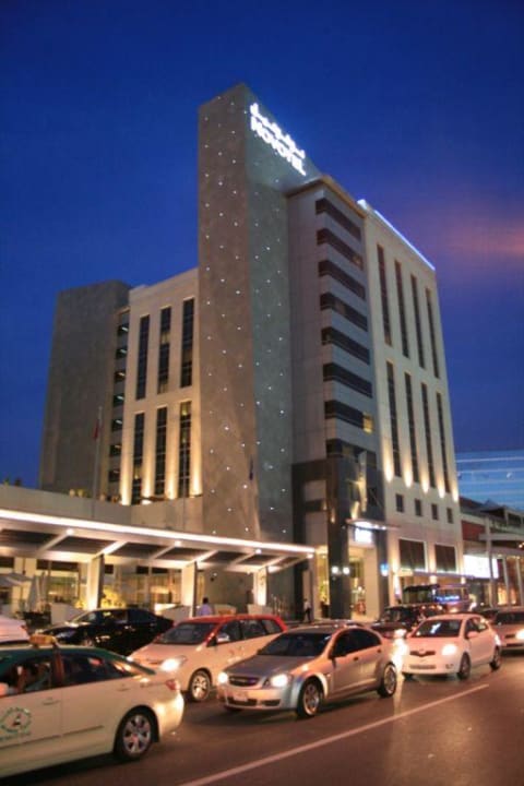 Front des Hotel von Deira City Center Novotel Deira Creekside Dubai