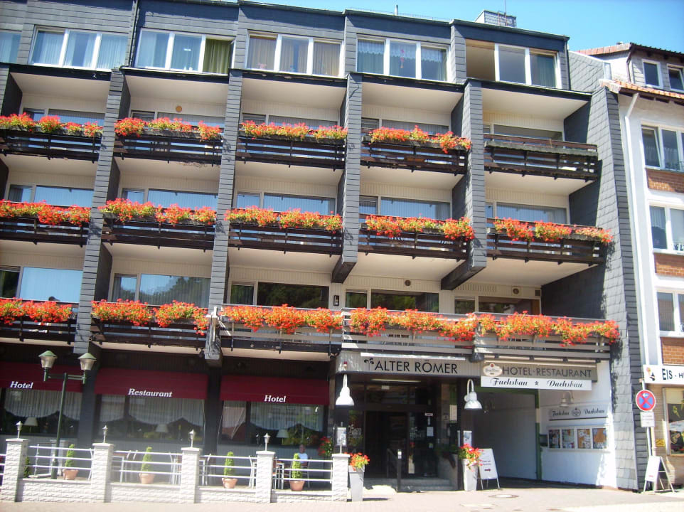 Vorderansicht mit den schönen Balkons Hotel Alter Römer