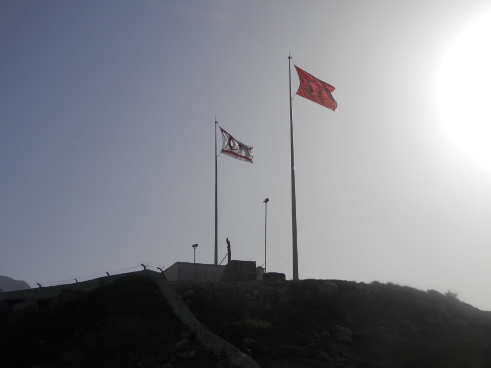 Blick zum angrenzenden Militärgelände Acapulco Beach Club & Resort