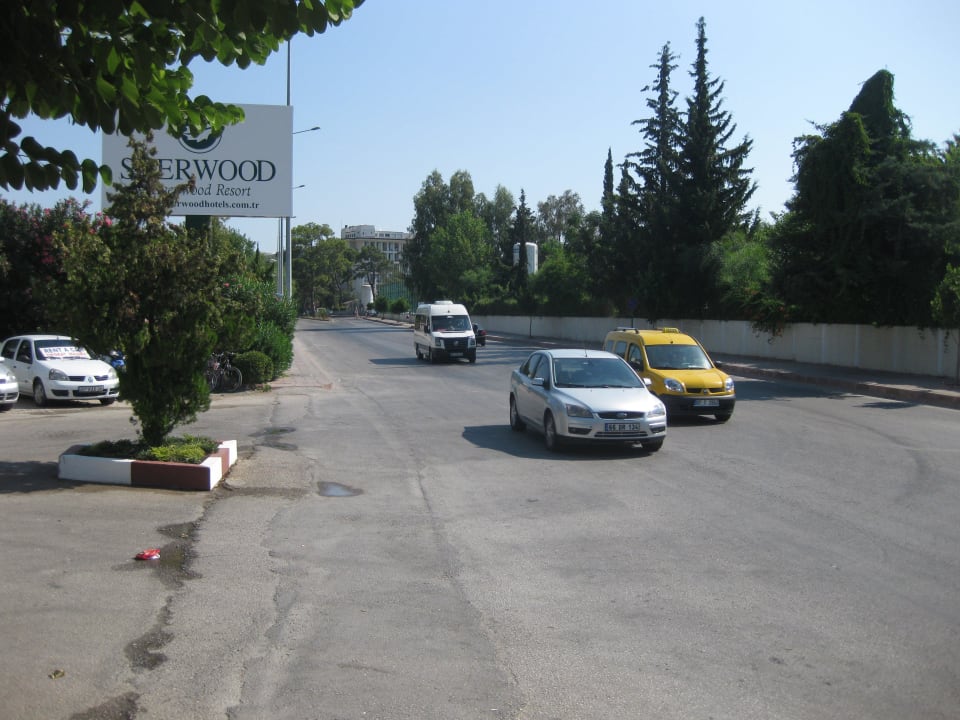 Vorm Hotel 100 m rechts zur Stichstraße zum Strand Greenwood Kemer Resort