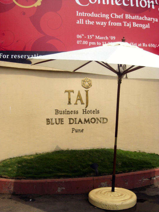 Hotel-Einfahrt Vivanta by Taj Blue Diamond