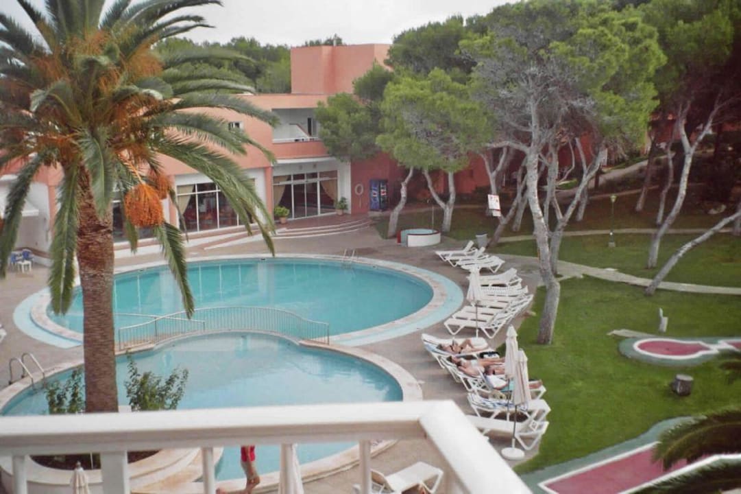 Balkonblick zum Pool Hotel Xaloc Playa