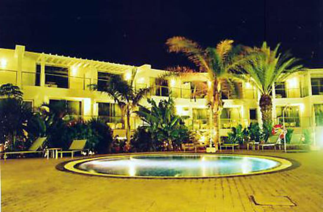 Hotel-Innenhof mit insgesamt 3 Pools R2 Bahía Playa Design Hotel & Spa - Adults Only