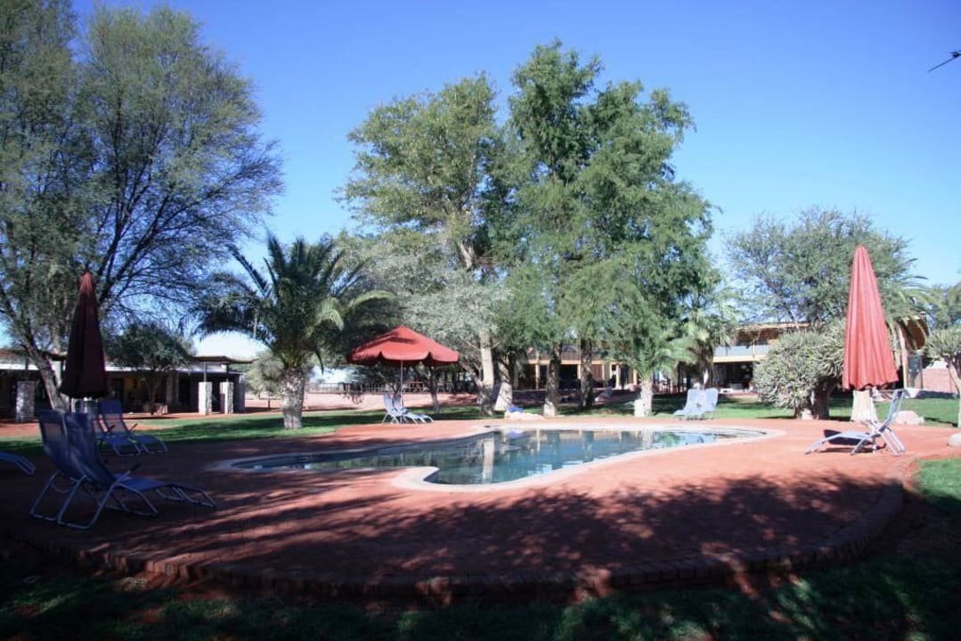 Garten mit Pool Kalahari Anib Lodge
